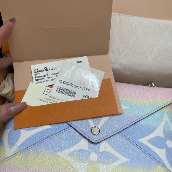 SOLD✨LOUIS VUITTON ESCALE POCHETTE✨ - Picture 3 of 14